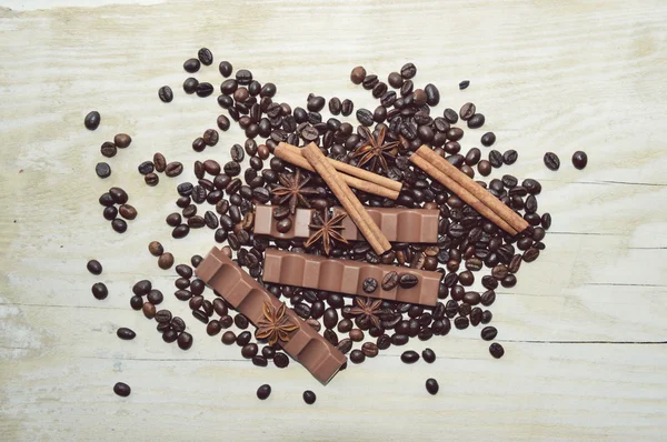 Granos de café con canela, chocolate y anís — Foto de Stock