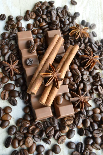 Chicchi di caffè con cannella, cioccolato e anice — Foto Stock