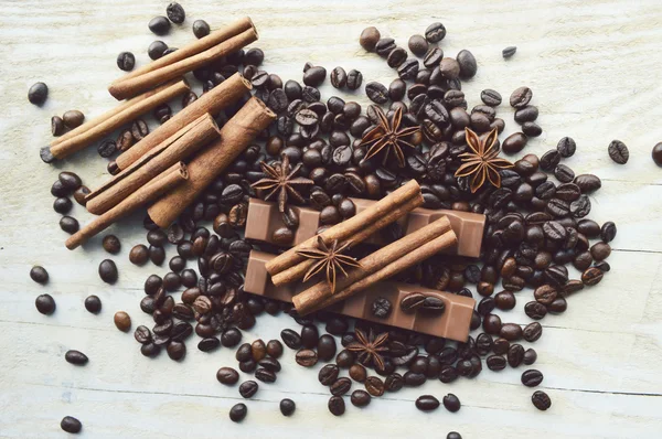 Granos de café con canela, chocolate y anís — Foto de Stock