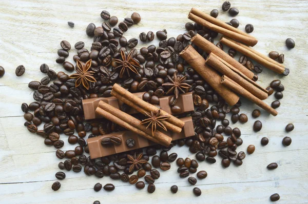 Granos de café con canela, chocolate y anís — Foto de Stock