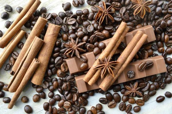 Chicchi di caffè con cannella, cioccolato e anice — Foto Stock