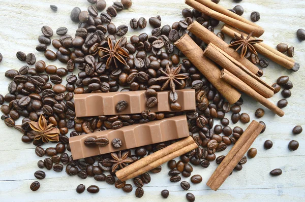 Granos de café con canela, chocolate y anís — Foto de Stock