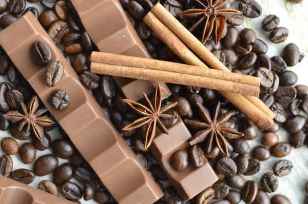 Chicchi di caffè con cannella, cioccolato e anice — Foto Stock