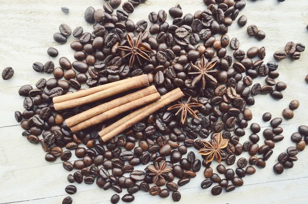Coffee beans with cinnamon and anise — Stock Photo, Image