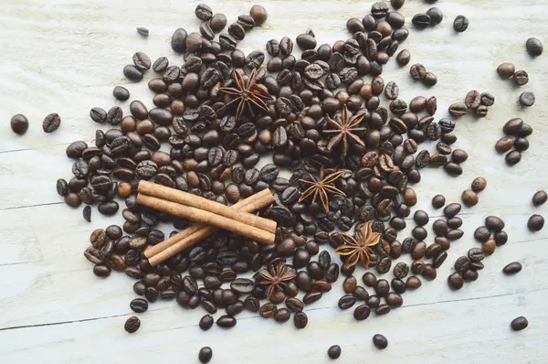 Chicchi di caffè con cannella e anice — Foto Stock