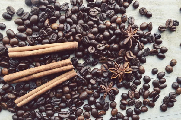 Chicchi di caffè con cannella e anice — Foto Stock