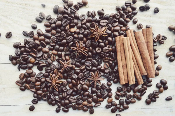 Coffee beans with cinnamon and anise — Stock Photo, Image