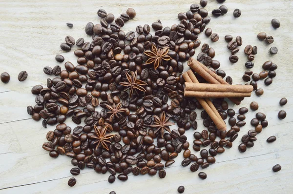 Chicchi di caffè con cannella e anice — Foto Stock
