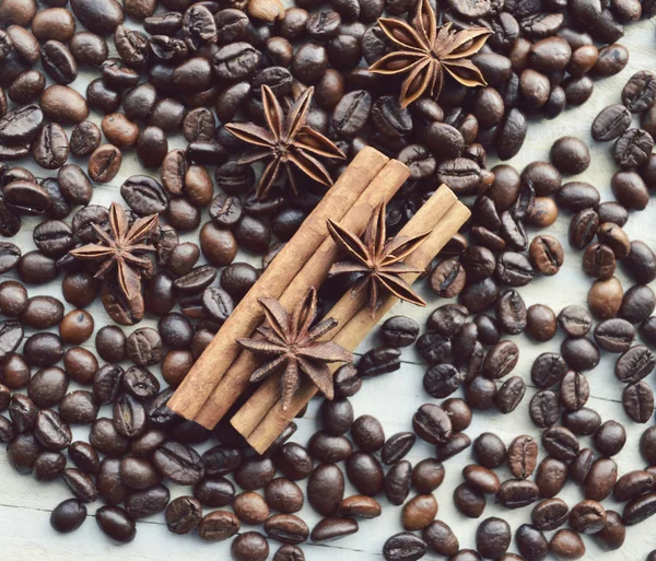 Coffee beans with cinnamon and anise — Stock Photo, Image