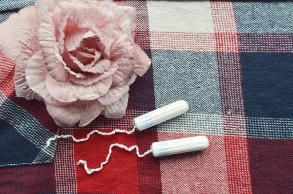 Kadın hijyen koruma, kırmızı bir arka plan üzerinde pamuk tampon, turuncu Gerber, sıhhi yastıkları ile yakın-up.menstruation takvimi — Stok fotoğraf