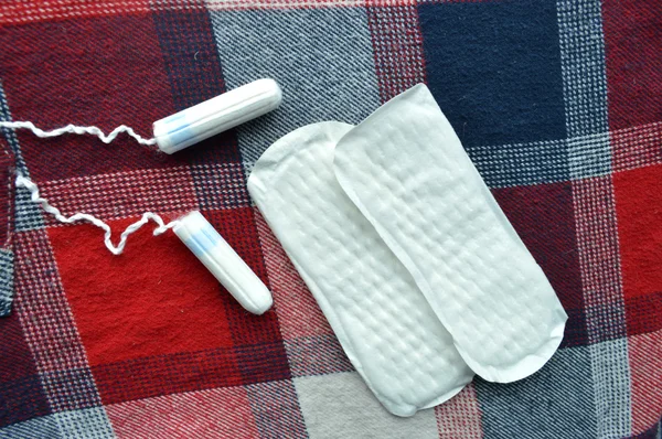 Tampons hygiéniques et tampons en coton — Photo