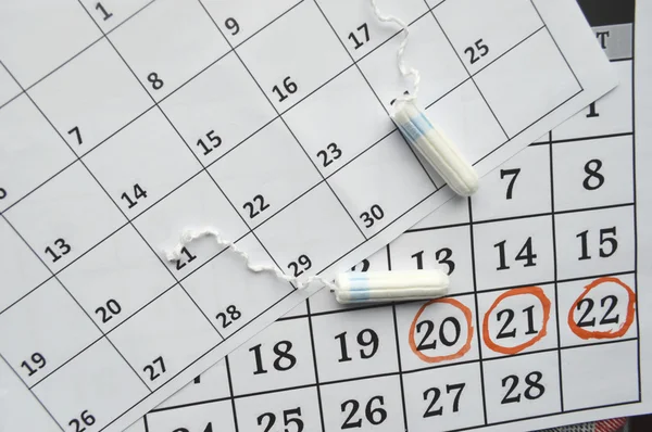 Menstruation calendar with sanitary tampons — Stock Photo, Image