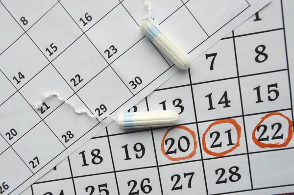 Menstruation calendar with sanitary tampons — Stock Photo, Image