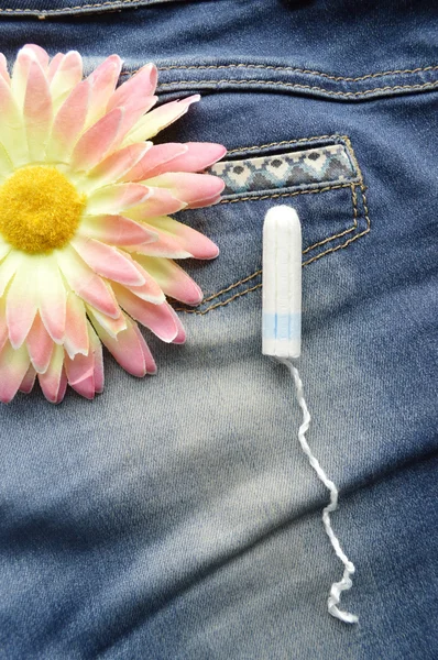 Kvinna hygien skydd, close-up.menstruation kalender med bomull tamponger, orange Gerber, bindor på en röd bakgrund — Stockfoto