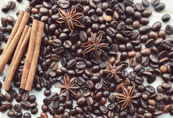 Granos de café con canela y anís —  Fotos de Stock