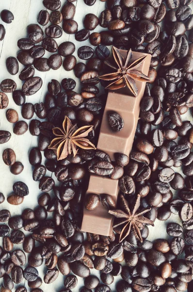 Kávová zrna s čokoládou a anýzu — Stock fotografie