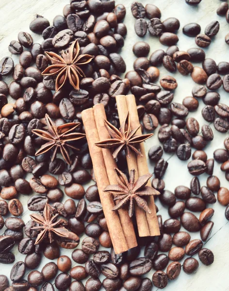 Kahve çekirdekleri ile tarçın ve anason — Stok fotoğraf