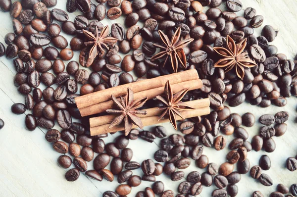 Granos de café con canela y anís — Foto de Stock