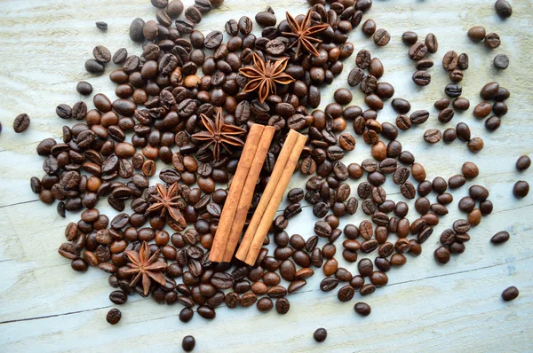 Coffee beans with cinnamon and anise — Stock Photo, Image