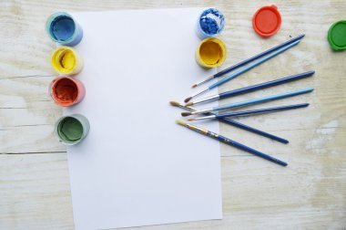 Boyalar ve kağıt gövdeli lineer fırçalar