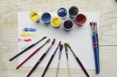 Boyalar ve kağıt gövdeli lineer fırçalar