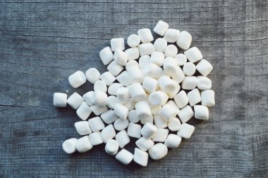 Ahşap arka plan üzerinde Marshmallows