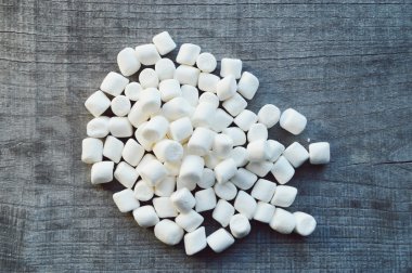 Ahşap arka plan üzerinde Marshmallows