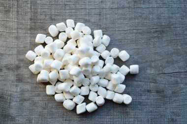 Ahşap arka plan üzerinde Marshmallows
