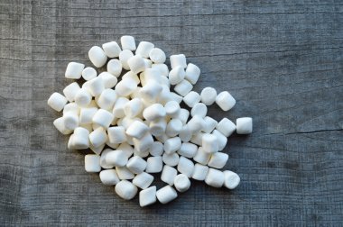 Ahşap arka plan üzerinde Marshmallows