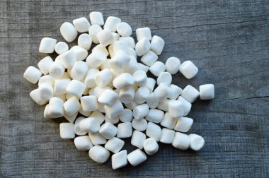 Ahşap arka plan üzerinde Marshmallows