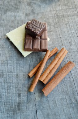 Çikolata bar ve tarçın taşlarla