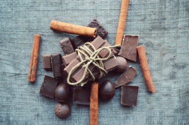 Çeşitli parçalarını çikolata ve tarçın