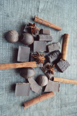 Çeşitli parçalarını çikolata ve tarçın