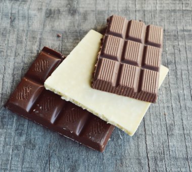 Bar çikolata, kahve çekirdekleri, fındık, ceviz, tarçın, kişniş, baharat veiki bar, şekerleme, bir ahşap background.big seçim çeşitli tatlılar üzerinde farklı çikolata tatlılar