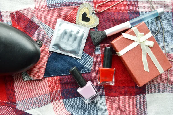 Latex óvszer és a nők a kozmetikumok — Stock Fotó