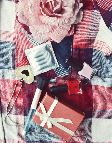 Condón de látex y cosméticos para mujeres — Foto de Stock