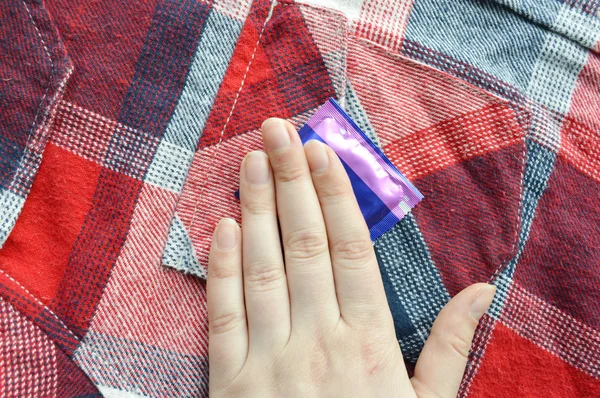 Mujer mano sobre condón —  Fotos de Stock