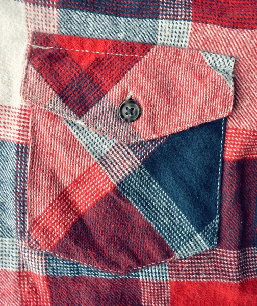 Detalhe de um botão xadrez vermelho até camisa de estilo . — Fotografia de Stock