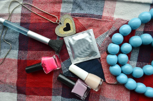 Prezervatif, kozmetik, kadınların güzellik uzmanı, koruma — Stok fotoğraf