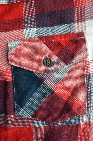 Λεπτομέρεια από ένα κόκκινο καρό κουμπί επάνω στυλ πουκάμισο. — Φωτογραφία Αρχείου