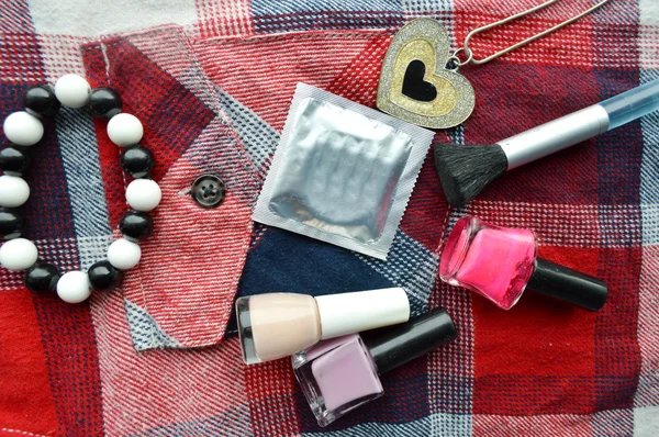 Condones, cosméticos, esteticista de mujeres, protección — Foto de Stock