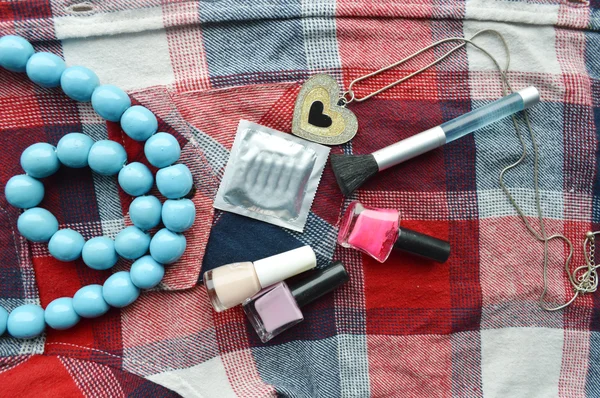 Condón de látex y cosméticos para mujeres — Foto de Stock