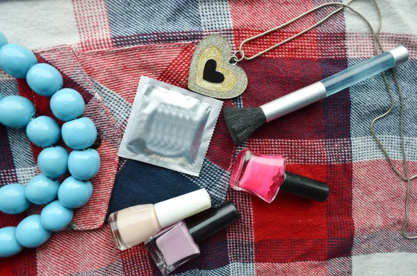 Lateks prezervatif ve kadın kozmetik — Stok fotoğraf