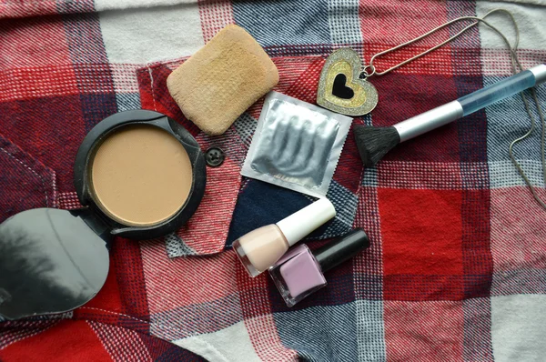 Condones, cosméticos, esteticista de mujeres, protección — Foto de Stock