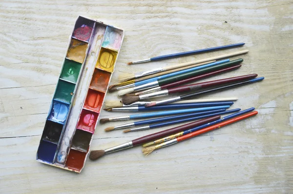 Schilderen, schilderen, borstels voor het schilderen, landschap papier, creativiteit op de houten achtergrond — Stockfoto