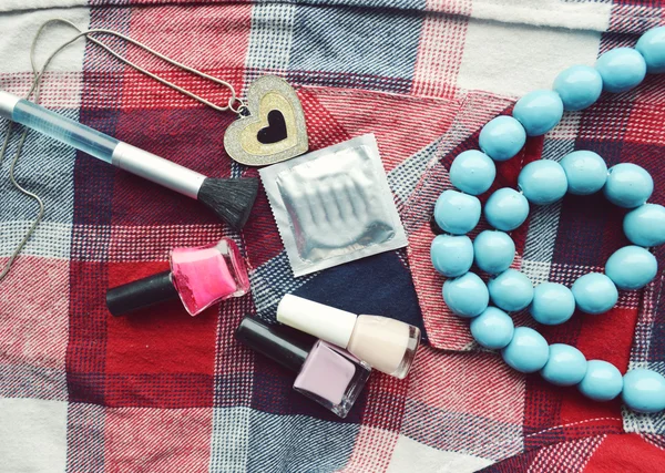 Condones, cosméticos, esteticista de mujeres, protección — Foto de Stock
