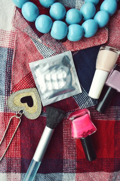 Condones, cosméticos, esteticista de mujeres, protección — Foto de Stock