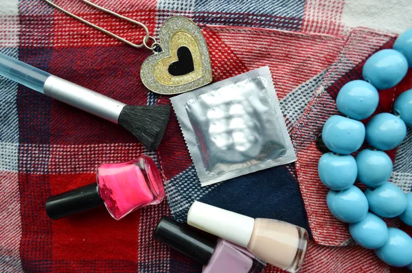 Презервативы, косметика, женский косметолог, защита — стоковое фото