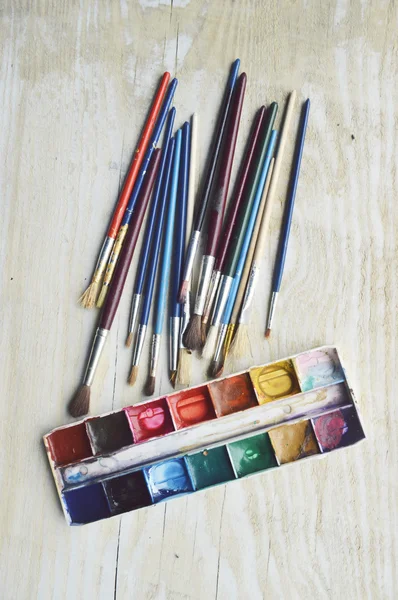 Malování, barvy, štětce pro malování, šířku papíru, tvořivost na dřevěné pozadí — Stock fotografie