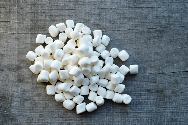 Marshmallows na dřevěné pozadí — Stock fotografie